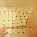 古いトイレの床に簡単貼るだけで、トイレ全体が印象UP!