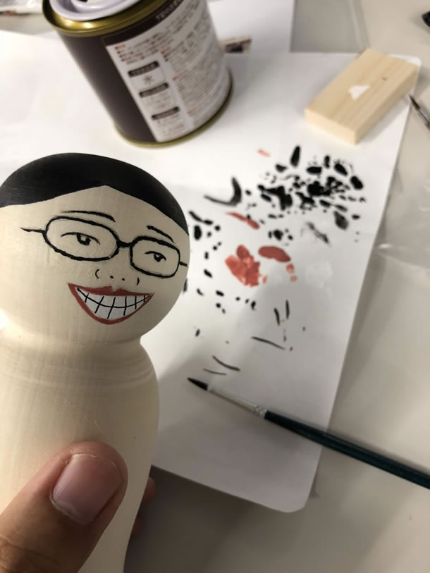 メンバーが作ってくれた夫婦こけしはわが家の宝物