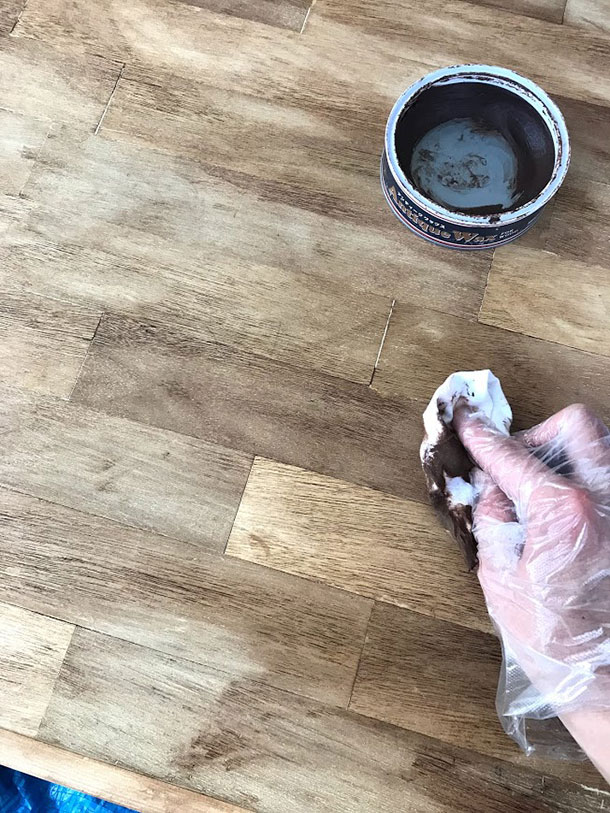 チークをウエスを使って塗りこんでゆきます