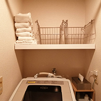 【超簡単】トイレと洗濯機の上に、突っ張り棒を使って棚を作ったよ