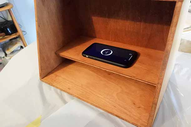 接着する前にスマートフォンの水平器を使用して、棚板が水平になっているかを確認しました。