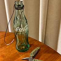 オリジナルDIYグッズ「マルチツール」を使って、掛けて飾れる花びんを作ってみた！