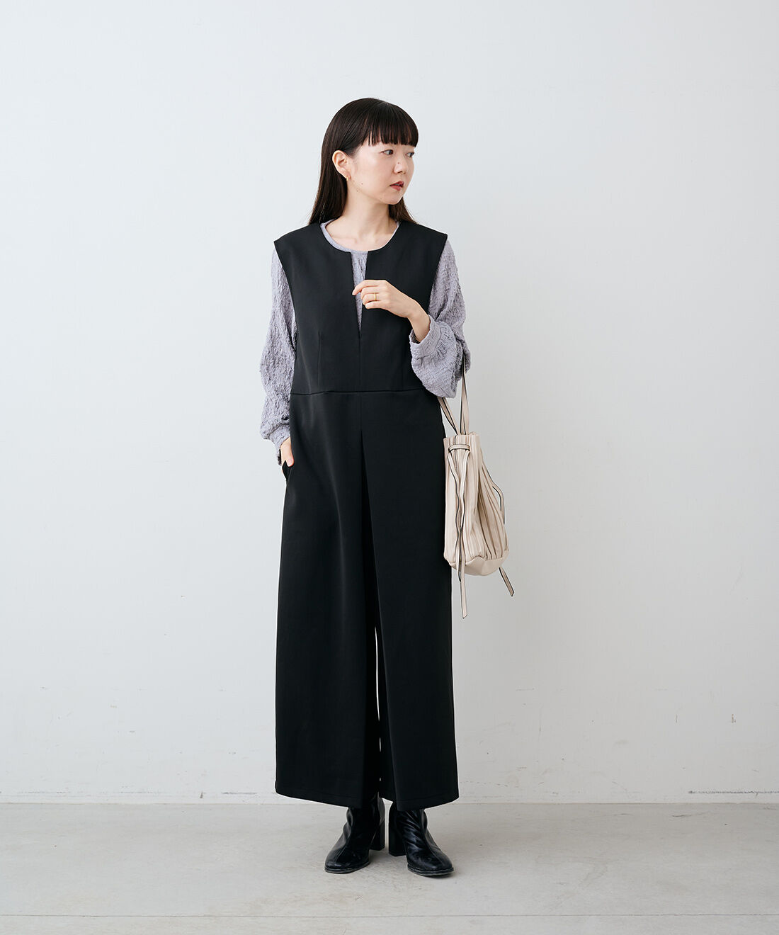 IEDIT［イディット］|IEDIT[イディット]　ふくれジャカードトップス＆サロペットの大人の洗練ベストバランスセット〈グレー×ブラック〉（WEBサイズ）|モデル身長：163cm　着用サイズ：M
