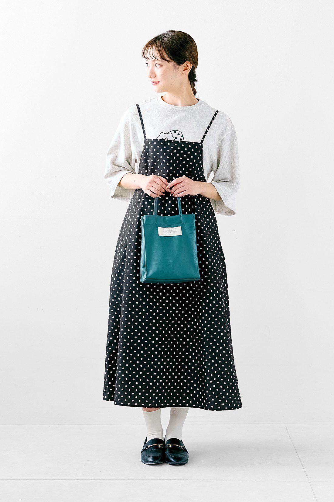 シロップ．|アデリアレトロ&times;シロップ．　深煎りコーヒーみたいなワンピース〈さくら草柄〉|身長162cm/Mサイズ着用