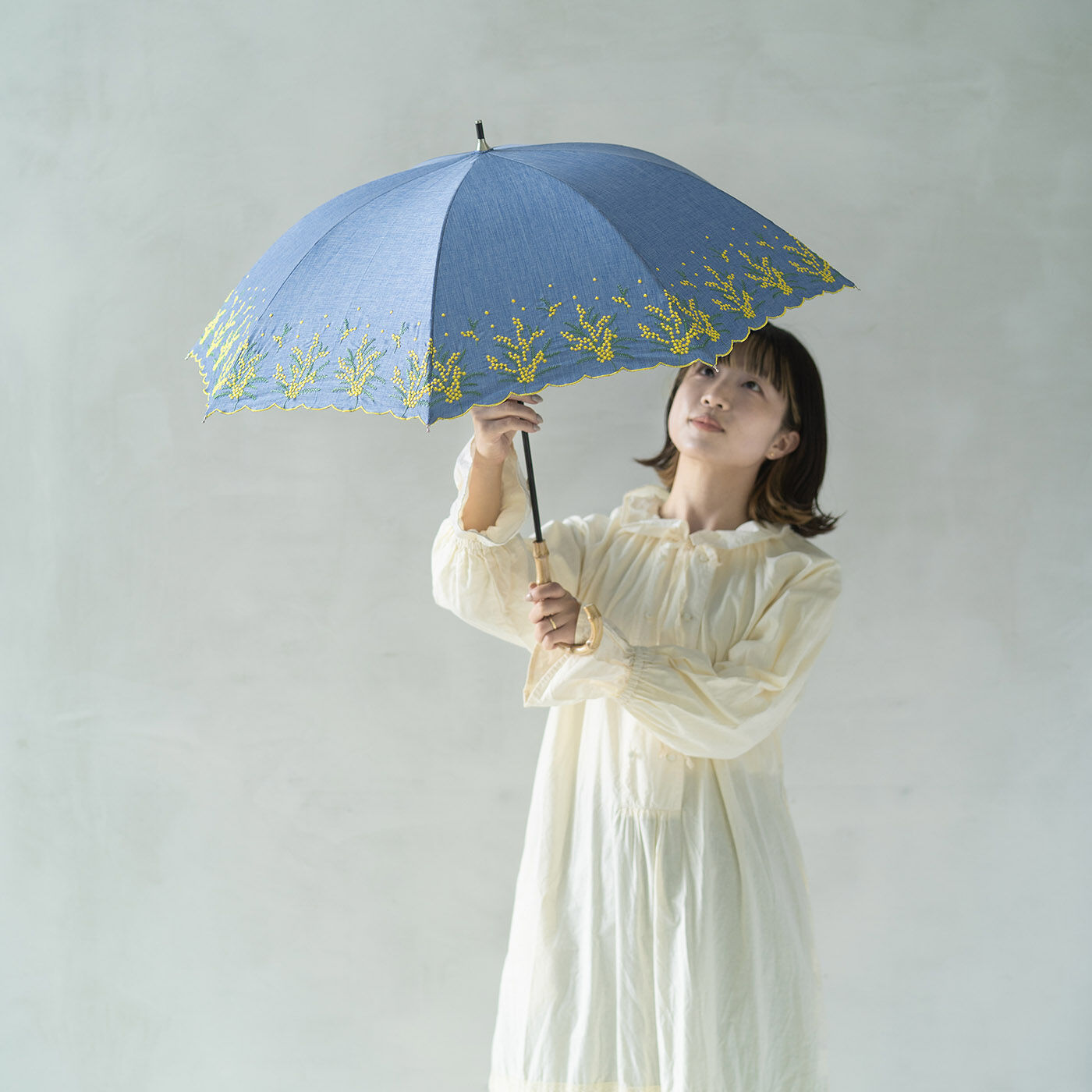 SeeMONO | ［大物配送］華やかに咲き誇るミモザ刺しゅうの晴雨兼用傘〈BLUE〉