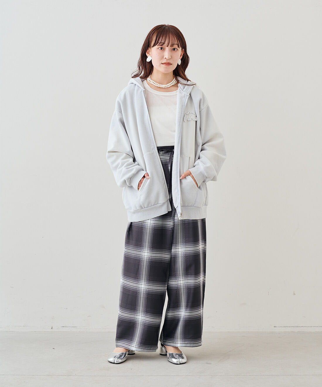 MEDE19F|クラッシュべロア調 トップスの会とラップデザイン プリントチェックパンツ〈ブラック〉のコーディネート