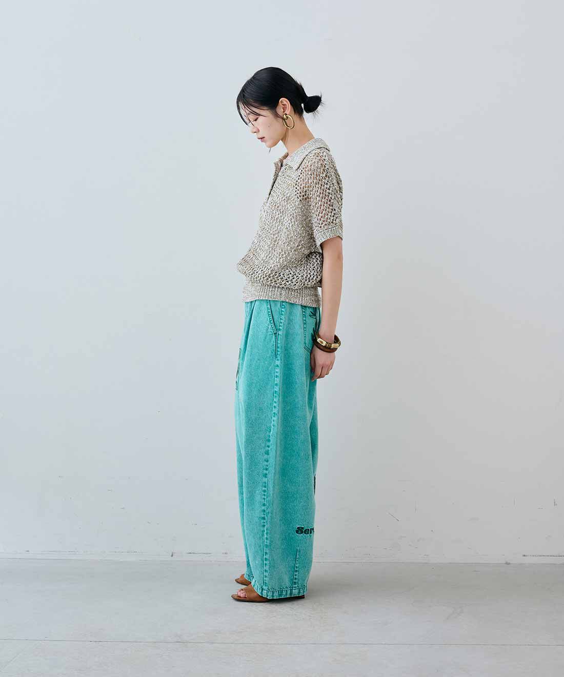 MEDE19F|アート刺繍をほどこした ワイドパンツ〈グリーンケミカル〉とヴィンテージフープイヤリングのコーディネート|163cm　size：M