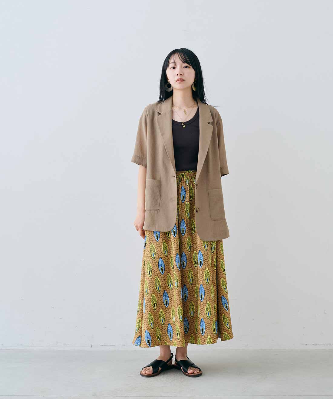 MEDE19F|丸胴リブバックオープン フレンチスリーブ トップスとシアー素材のライトジャケット〈ベージュ〉とヴィンテージパーツイニシャルネックレスのコーディネート