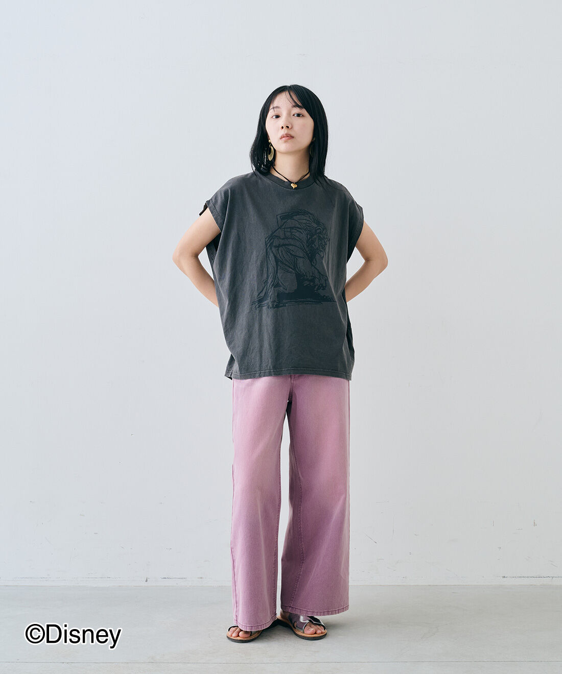 MEDE19F|【Disney】古着屋でみつけたようなノースリーブTシャツ〈美女と野獣〉とヴィンテージ加工コットンツイルパンツ〈モーブピンク〉とヴィンテージサークルモチーフイヤリングとEDER SHOES 1398 ARGENTO /NATURALEのコーディネート