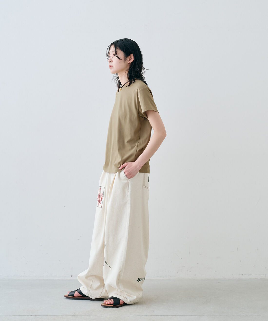 MEDE19F|汗じみ軽減＆接触冷感 大人感こなれTシャツと汗じみ軽減＆接触冷感 大人感こなれTシャツとアート刺繍をほどこした ワイドパンツ〈生成り〉のコーディネート