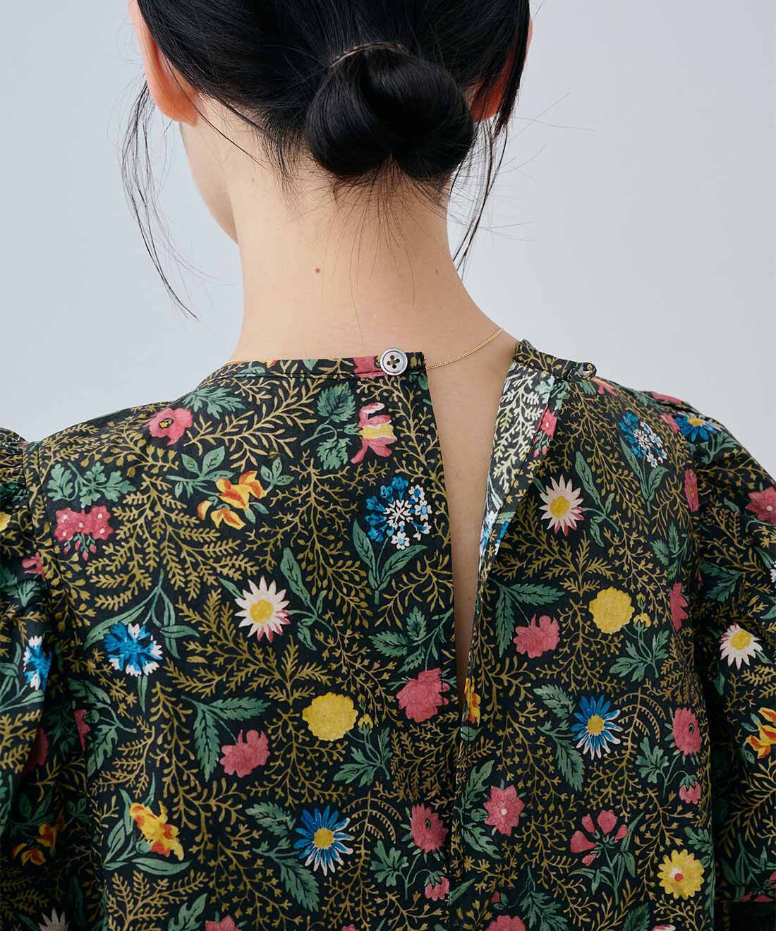 MEDE19F|MEDE19F　ミュルーズモダン〈「ミュルーズ染織美術館」アーカイブコレクション〉パフスリーブプリントワンピース〈ブラック〉|バックの衿元はやや深めのスリット開きに、小さなボタンを付けました。