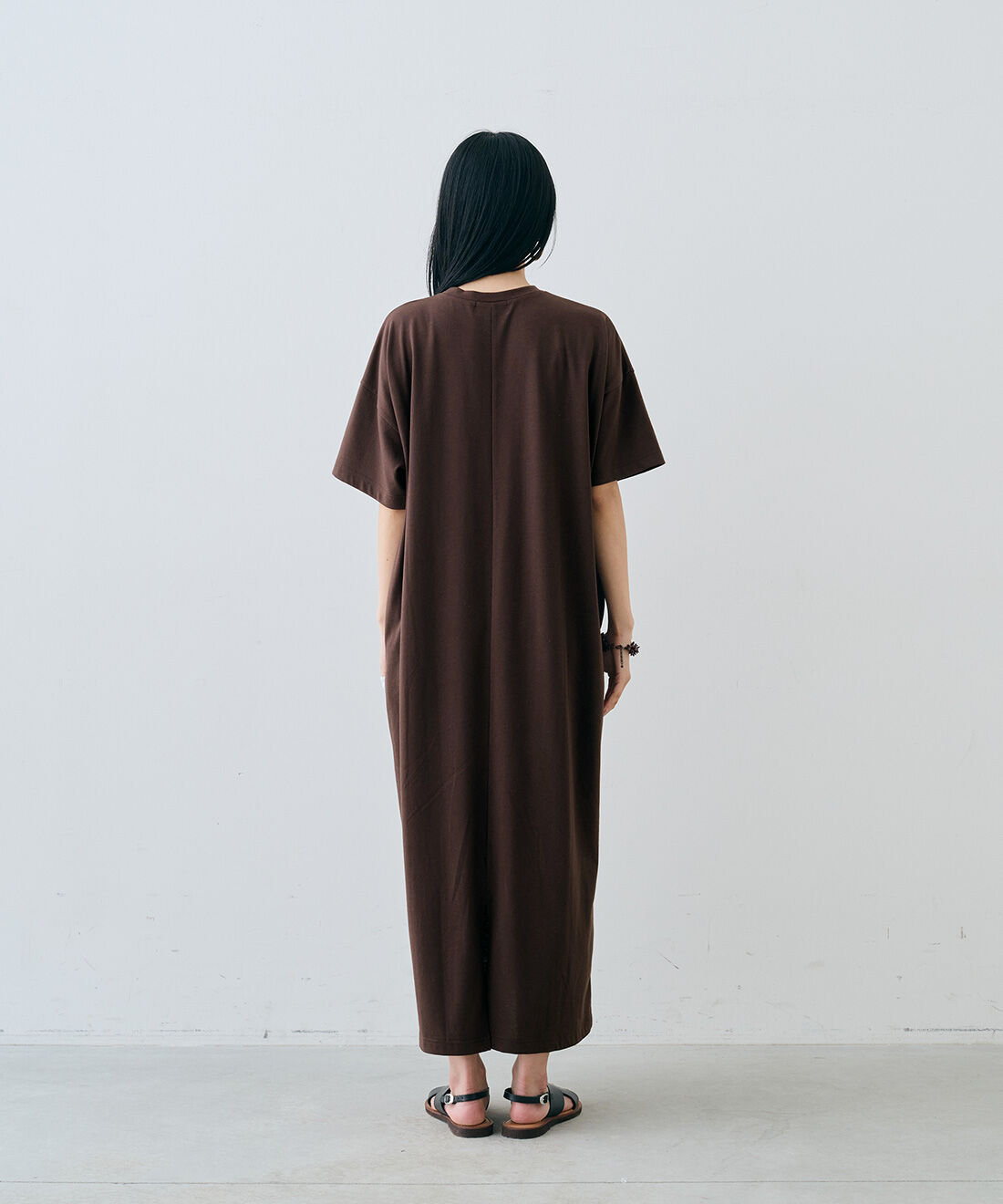MEDE19F|汗じみ軽減加工のカットソーワンピースとオーバーサイズ スリーブレスジャケット〈ブラック〉とEDER SHOES 1538 NERO / NEROとヴィンテージフープイヤリングのコーディネート