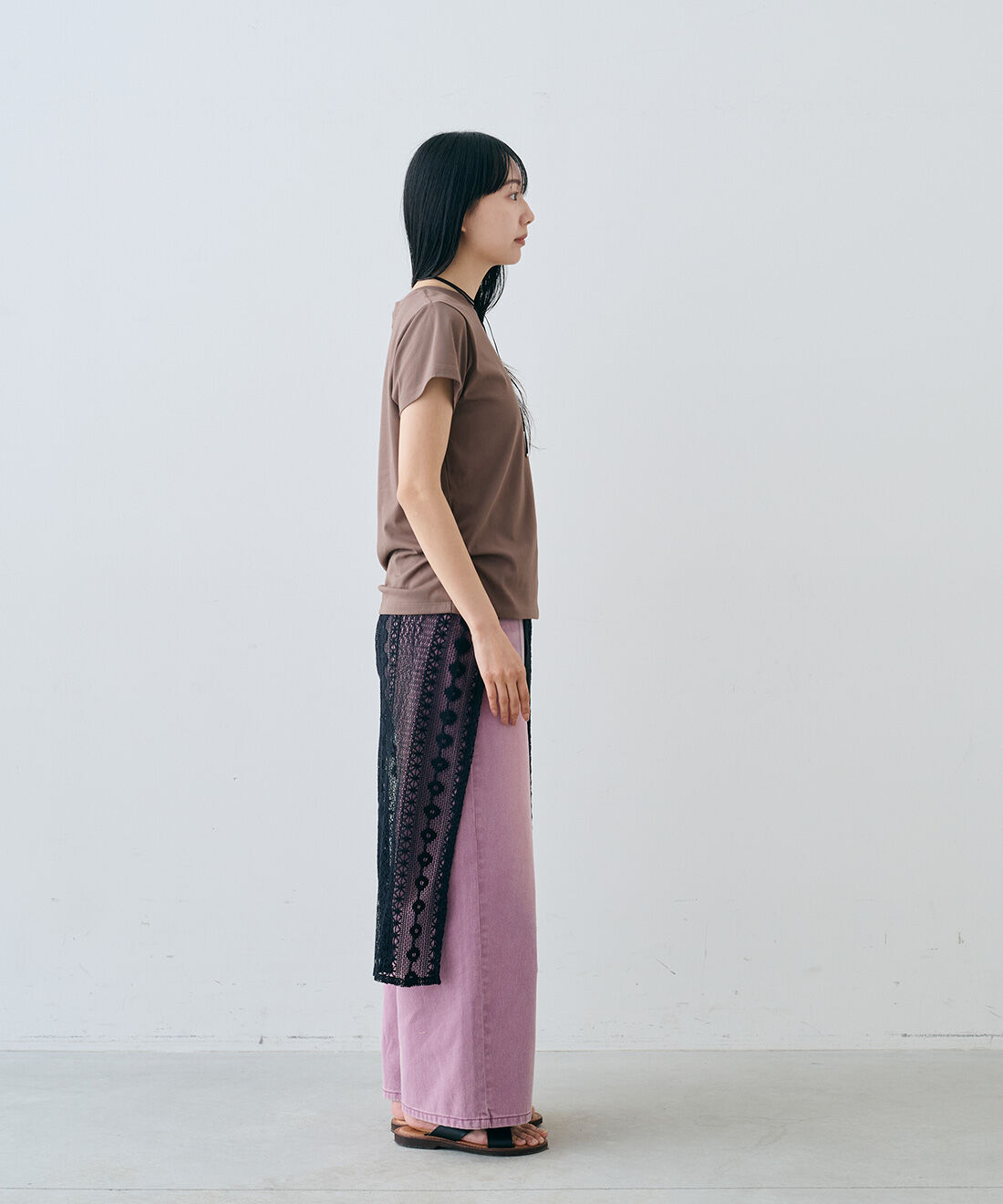 MEDE19F|汗じみ軽減＆接触冷感 大人感こなれTシャツと汗じみ軽減＆接触冷感 大人感こなれTシャツとヴィンテージ加工コットンツイルパンツ〈モーブピンク〉とEDER SHOES 1398 NERO / NEROのコーディネート