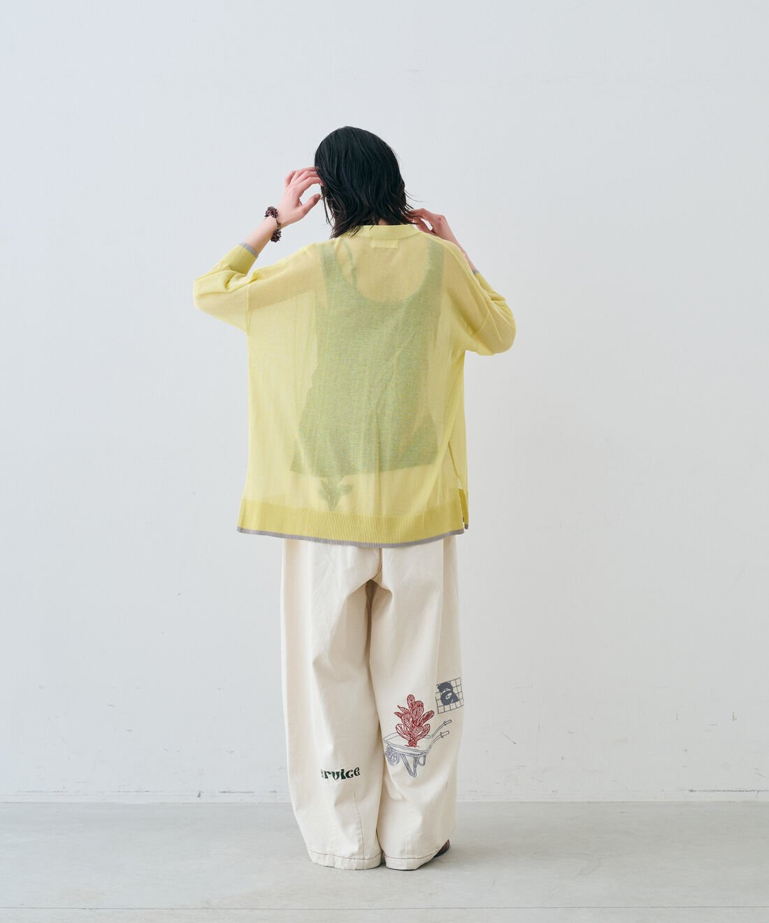MEDE19F|丸胴リブタンクトップと配色ラインのシアーニット カーディガンとアート刺繍をほどこした ワイドパンツ〈生成り〉とヴィンテージトライアングルイヤリングのコーディネート