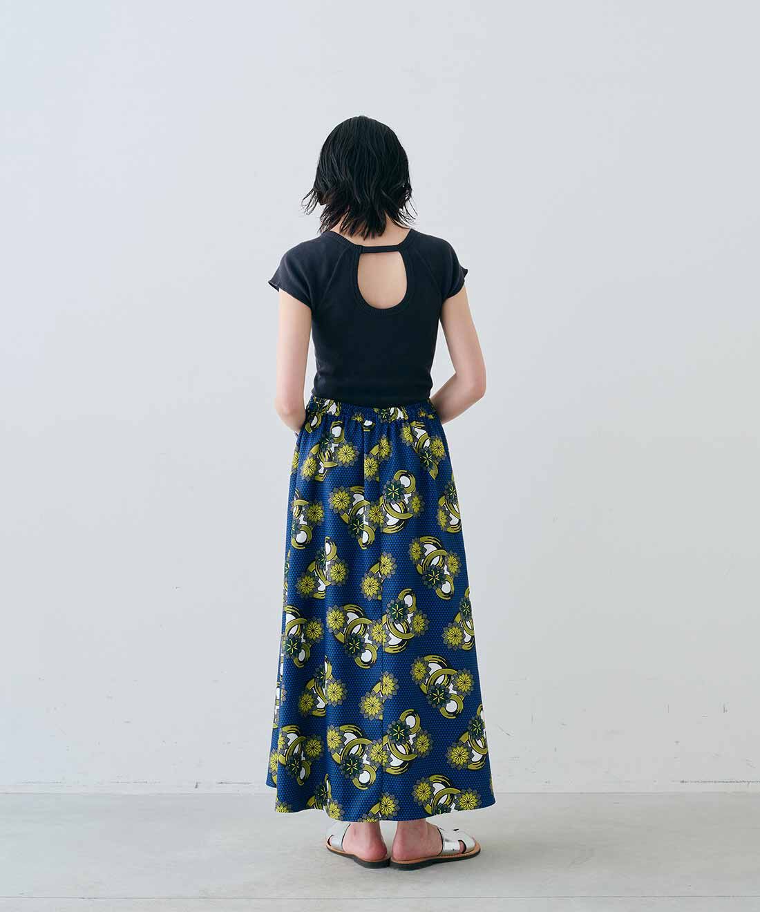 MEDE19F|丸胴リブバックオープン フレンチスリーブ トップスとシアー素材のライトジャケット〈ブラック〉とアフリカンプリント柄スカート〈ブルー〉とEDER SHOES 1398 ARGENTO /NATURALEのコーディネート