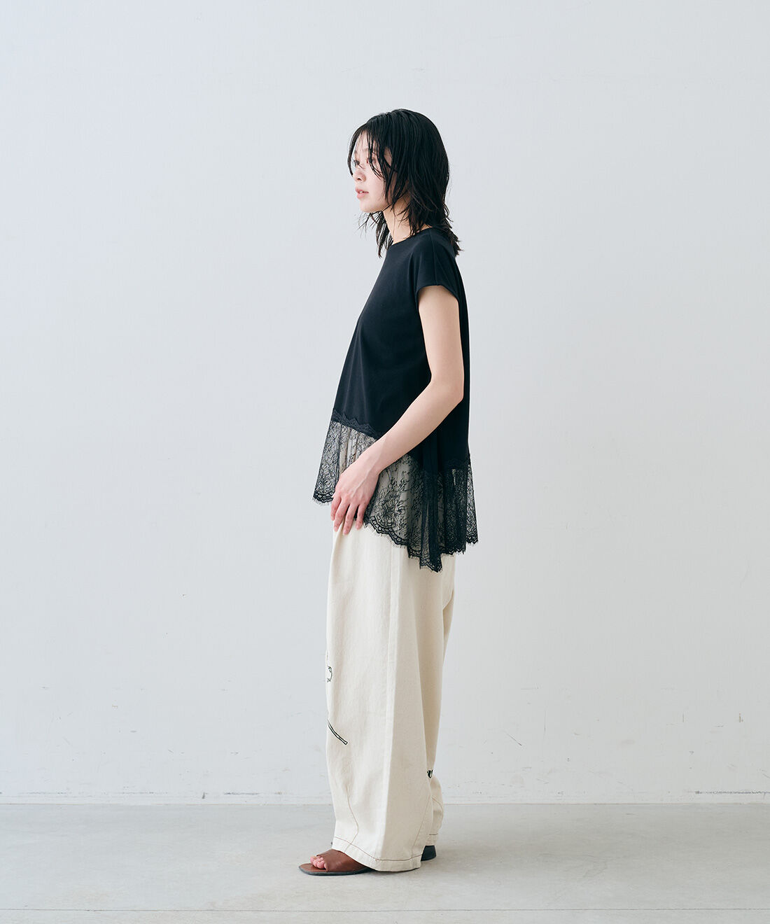 MEDE19F|シアーニットカーディガン〈ＷＮ〉ＭＤ１９とヘムレース フレンチスリーブトップスとアート刺繍をほどこした ワイドパンツ〈生成り〉のコーディネート