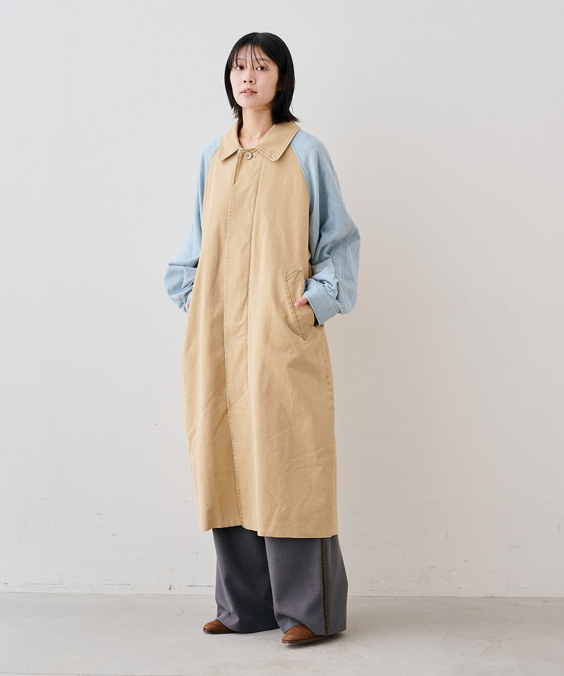 MEDE19F|デニムスリーブ バルマカーンコート〈ベージュ〉とプリントリンガーTシャツのコーディネート