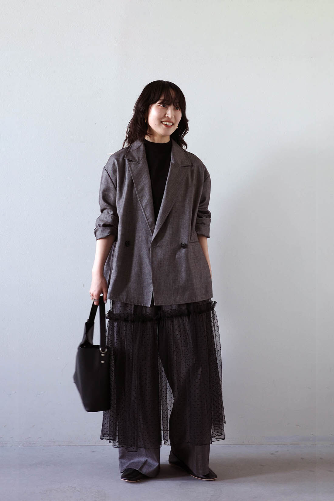 MEDE19F|シャークスキンのリラックスダブルジャケット〈シルバーチャコールグレー〉とシャークスキンのリラックスワイドスラックス〈シルバーチャコールグレー〉とMEDE19F ドットチュールオーバースカート〈ブラック〉のコーディネート|モデル身長：156cm Mサイズ着用