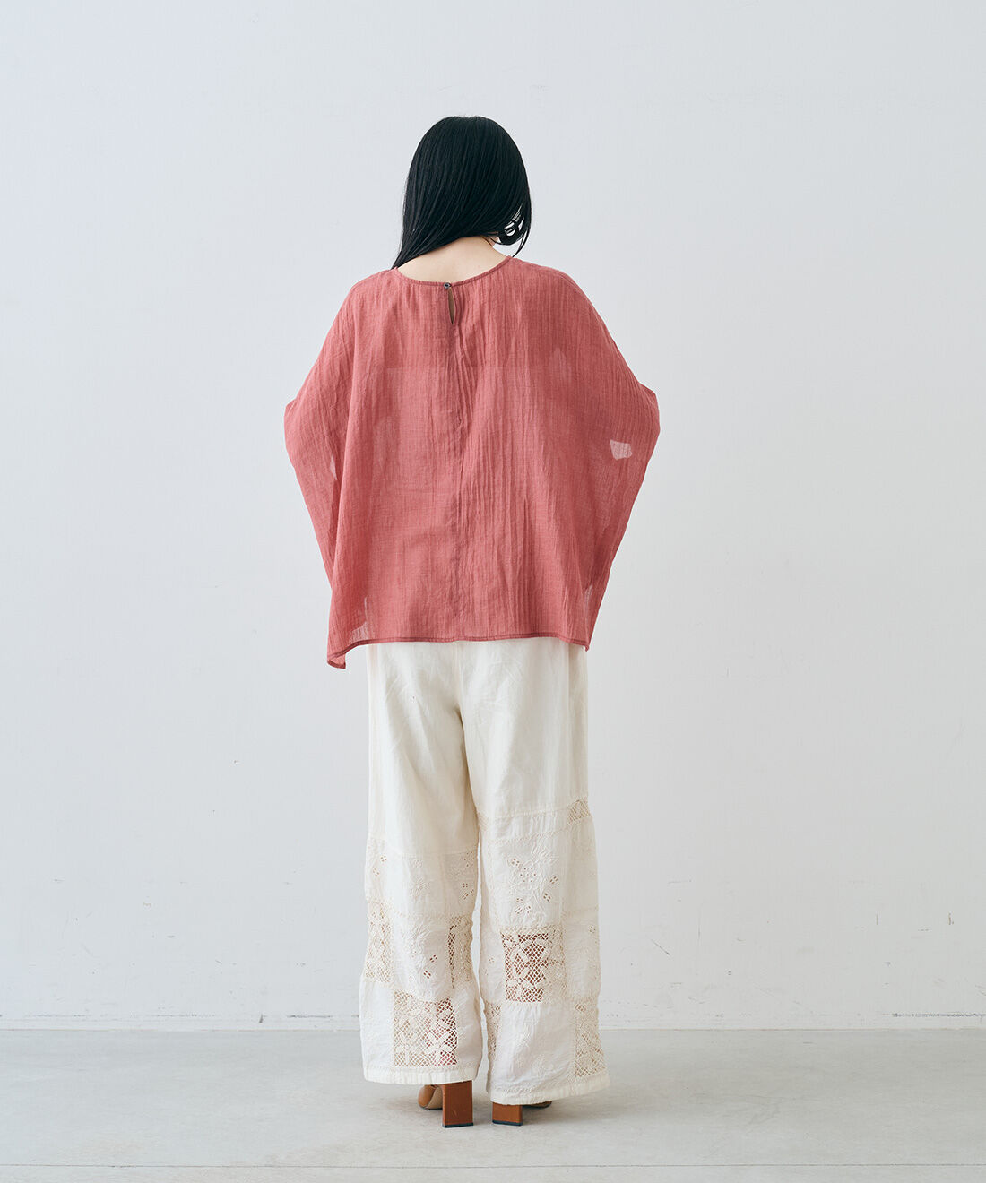 MEDE19F|シングルガーゼドルマントップスと刺繍遣いパッチワーク レースパンツ〈アイボリー〉のコーディネート