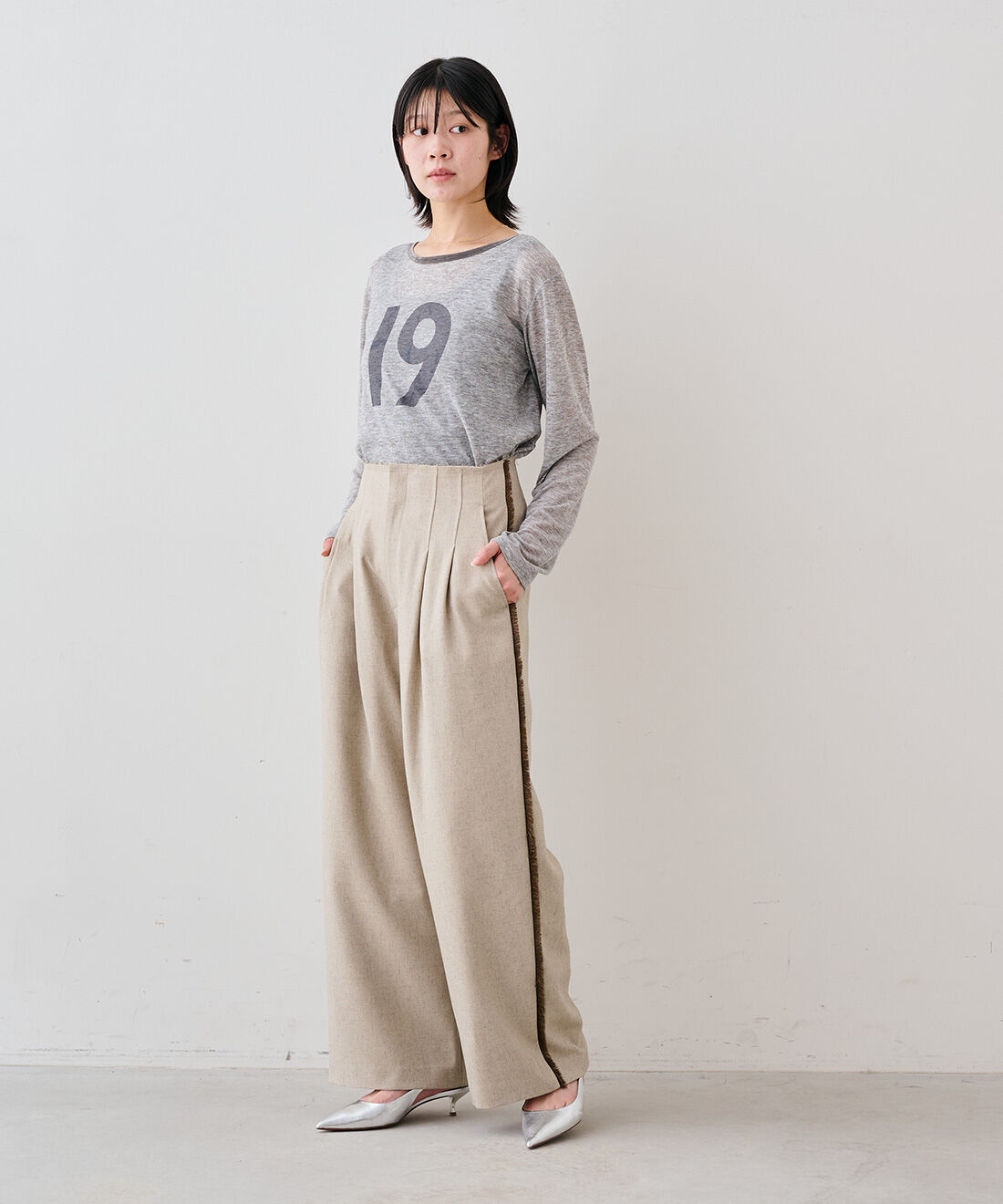 MEDE19F|フリンジ遣いのカットオフパンツ〈グレージュ〉のコーディネート
