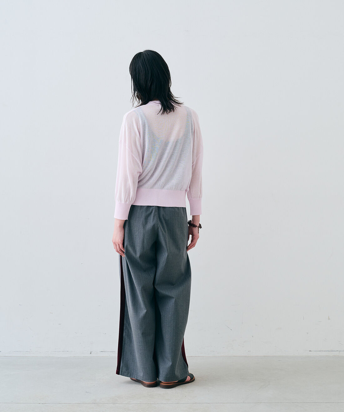 MEDE19F|丸胴リブタンクトップと麻混シアーカーディガンとEDER SHOES 1542 NERO / 13とヴィンテージサークルモチーフイヤリングのコーディネート