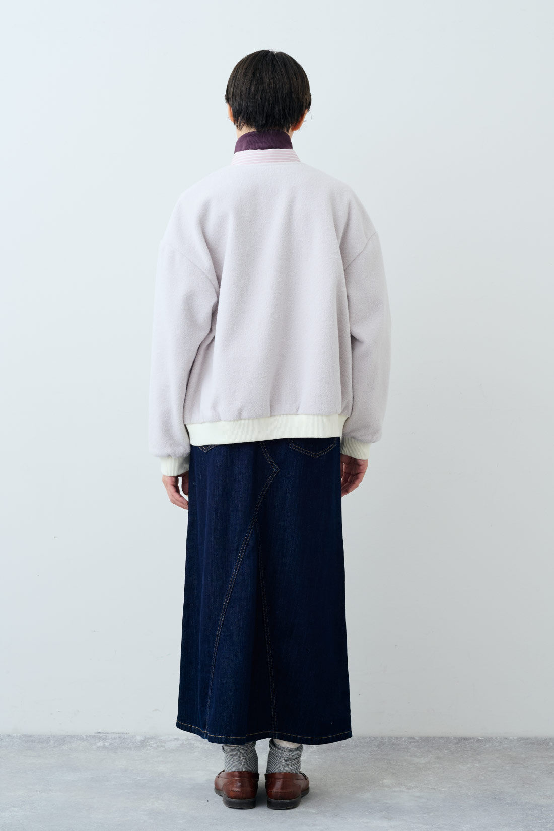 THREE FIFTY STANDARD|ピンクのストライプワイドシャツとほどよいあたたかさの裏起毛タートルの会とデニムのAラインスカートのコーディネート|モデル身長：163cm 着用サイズ：M