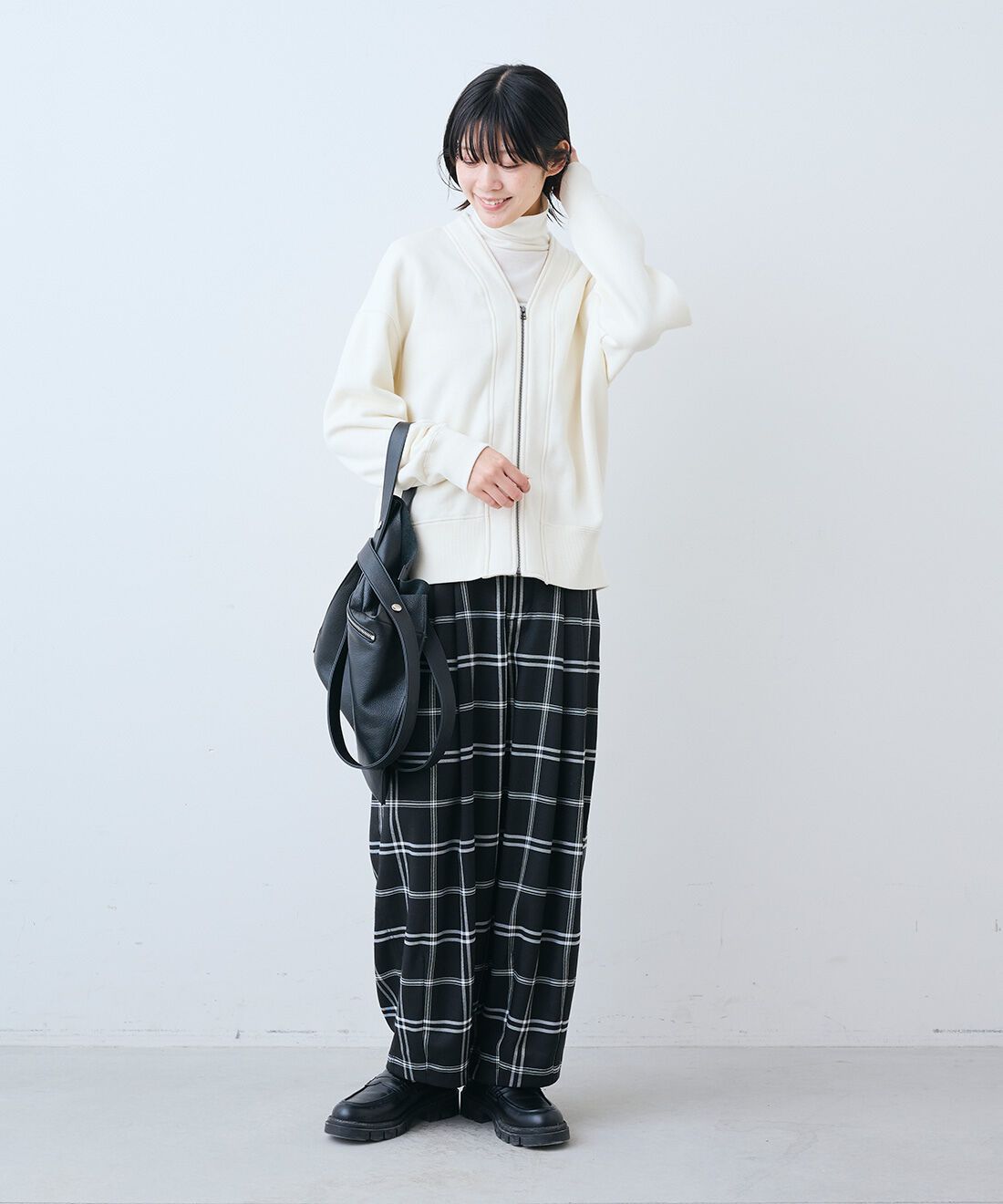 THREE FIFTY STANDARD|裏起毛のジップアップ ジャケット〈アイボリー〉とやさしい肌ざわりシルク混 カットソー タートルのコーディネート