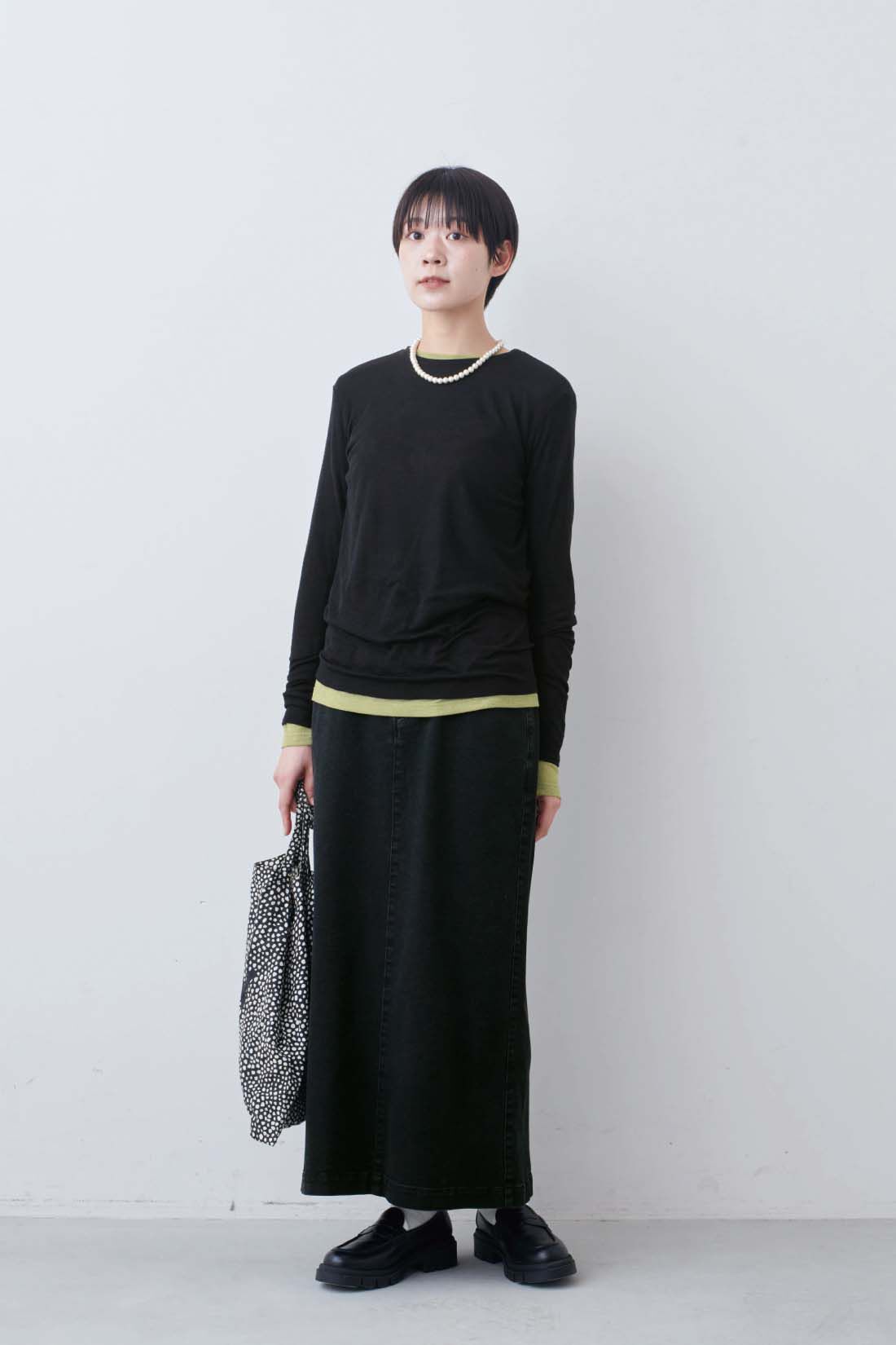THREE FIFTY STANDARD|シックなウォッシュドブラックデニムのスカートのコーディネート