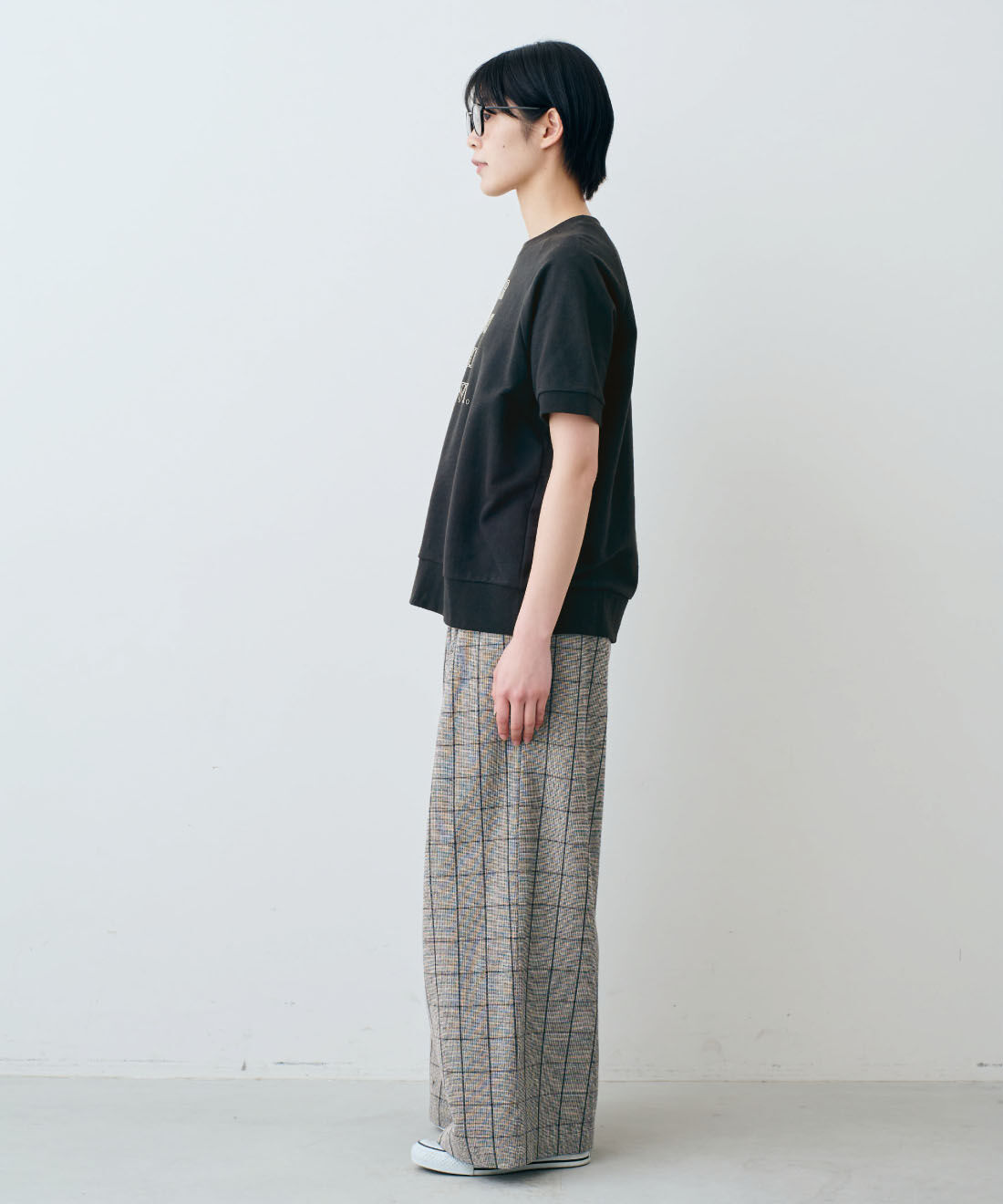 THREE FIFTY STANDARD|綿100％ 半袖 ミニ裏毛 ロゴトップス 〈ブラック〉のコーディネート