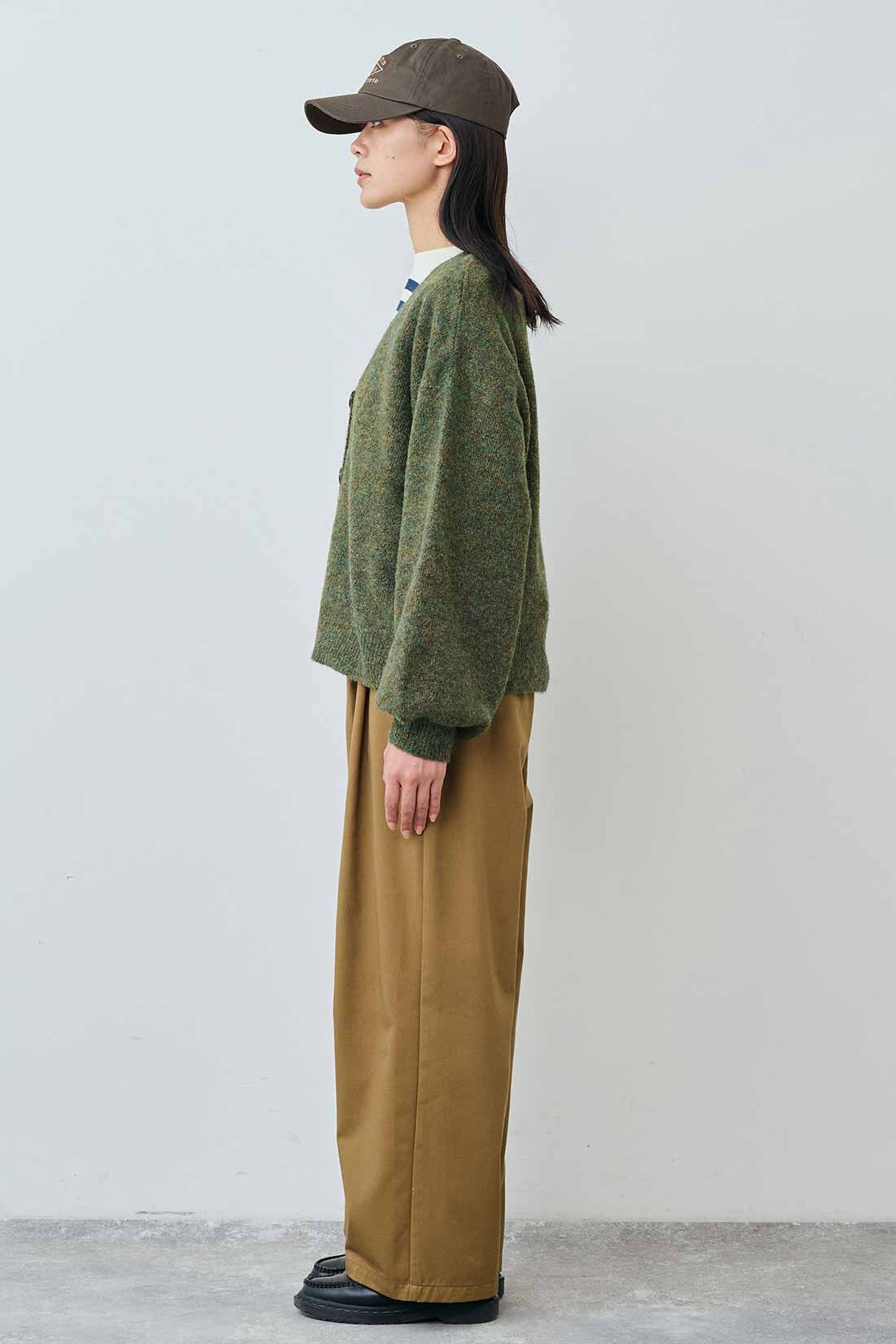 THREE FIFTY STANDARD|綿100％ クルーネックのパネルボーダーTシャツとウール混 Vネックカーディガン〈モスグリーン〉と刺しゅう スーベニアキャップ〈チャコールブラウン〉のコーディネート