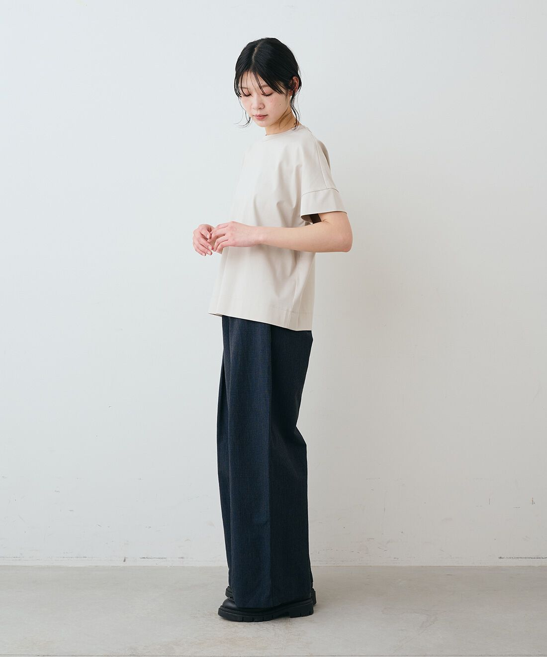 THREE FIFTY STANDARD|シルケット加工をほどこしたダブルスリーブTシャツとカラーキャンバス素材のショルダー付きトートバッグのコーディネート