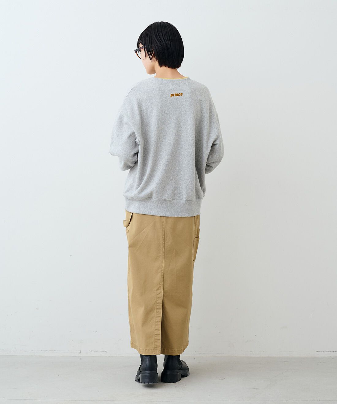 THREE FIFTY STANDARD|Princeクルーネック スウェッ トップス〈杢グレー〉とシアーなカットソートップスの会とカツラギ ペインタースカート〈カーキベージュ〉のコーディネート|モデル身長：163cm 着用サイズ：M