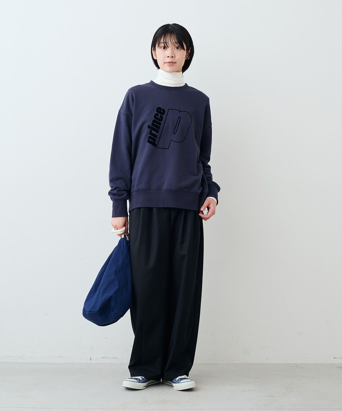 THREE FIFTY STANDARD|Princeクルーネック スウェット トップス〈チャコールグレー〉　とやさしい肌ざわりシルク混 カットソー タートルのコーディネート|モデル身長：163cm 着用サイズ：M