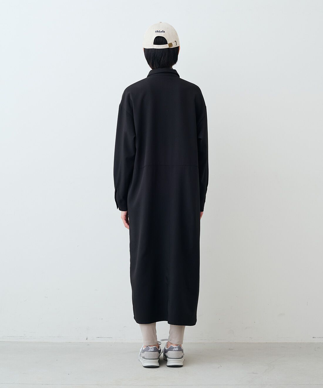 THREE FIFTY STANDARD|ボックスシルエットの比翼ワンピース〈ブラック〉とやさしい肌ざわりシルク混 レギンスのコーディネート|モデル身長：163cm 着用サイズ：M