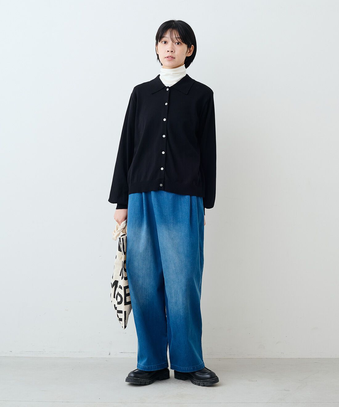 THREE FIFTY STANDARD|コットン100％ポロカラー カーディガン〈ブラック〉とやさしい肌ざわりシルク混 カットソー タートルのコーディネート|モデル身長：163cm 着用サイズ：M