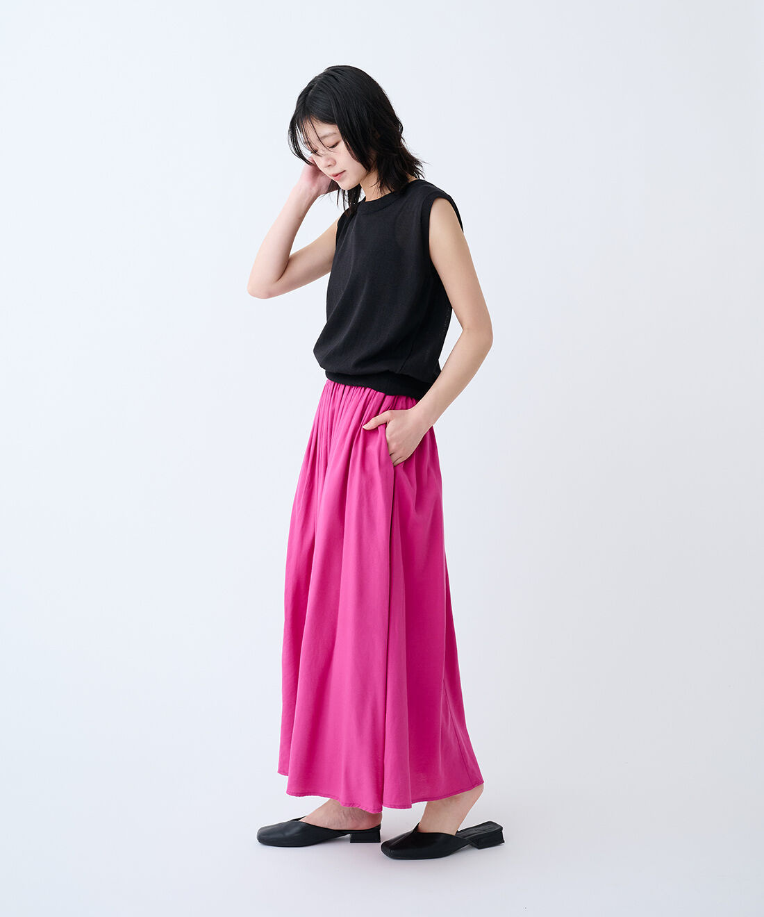 THREE FIFTY STANDARD|金子敦子さん日本製のシアー ノースリーブニット〈ブラック〉のコーディネート