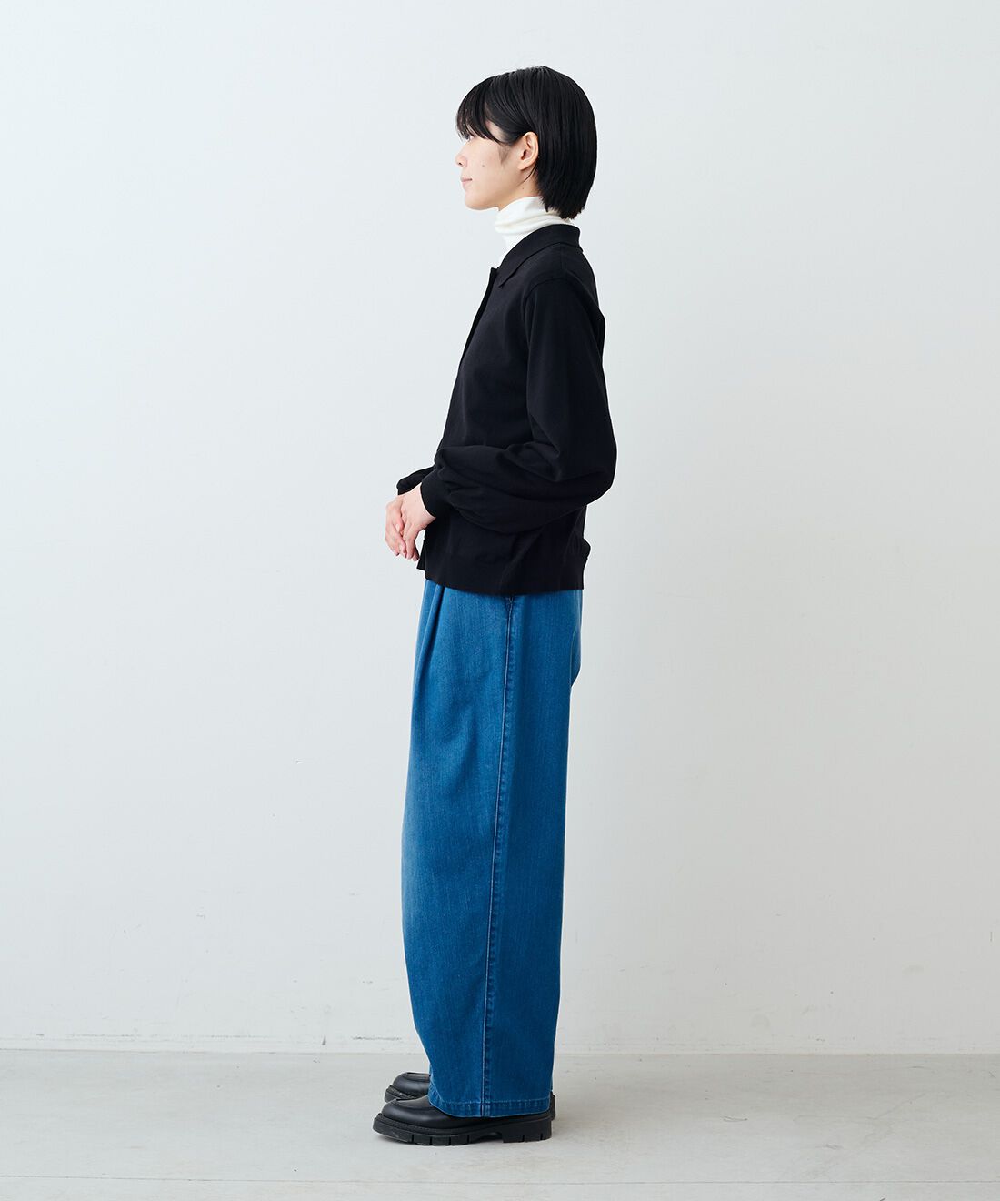 THREE FIFTY STANDARD|コットン100％ポロカラー カーディガン〈ブラック〉とやさしい肌ざわりシルク混 カットソー タートルのコーディネート|モデル身長：163cm 着用サイズ：M