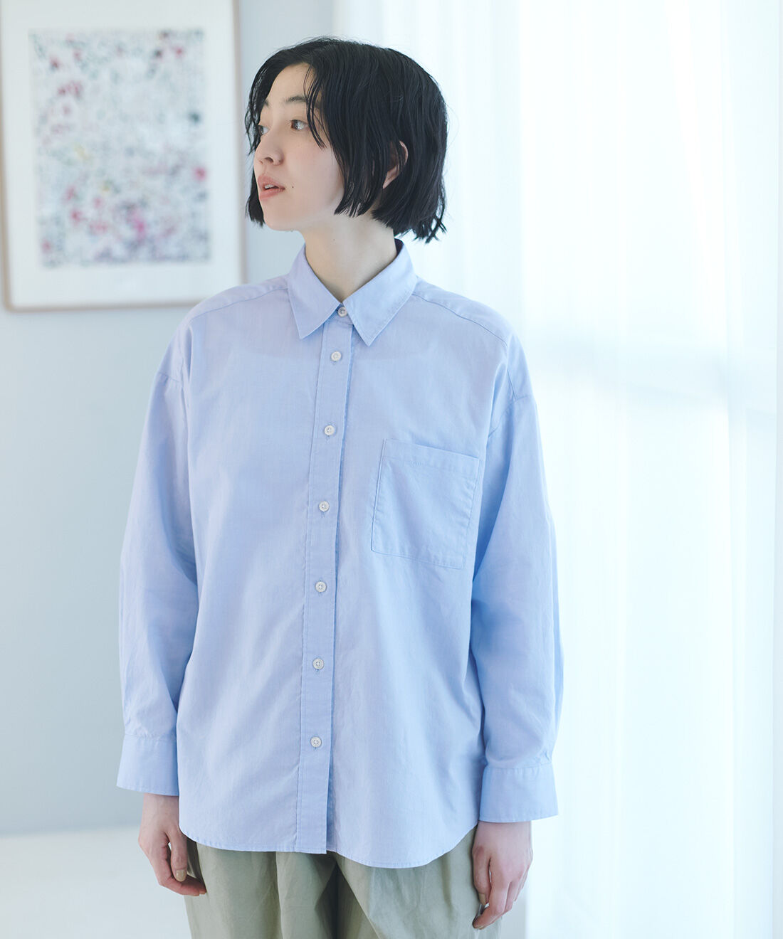 THREE FIFTY STANDARD|綿麻タック イージーパンツ〈カーキベージュ〉のコーディネート|※撮影環境により画像の色味が実物と少し異なって見える場合がございます。正しい色味は商品ページの画像をご参照ください。