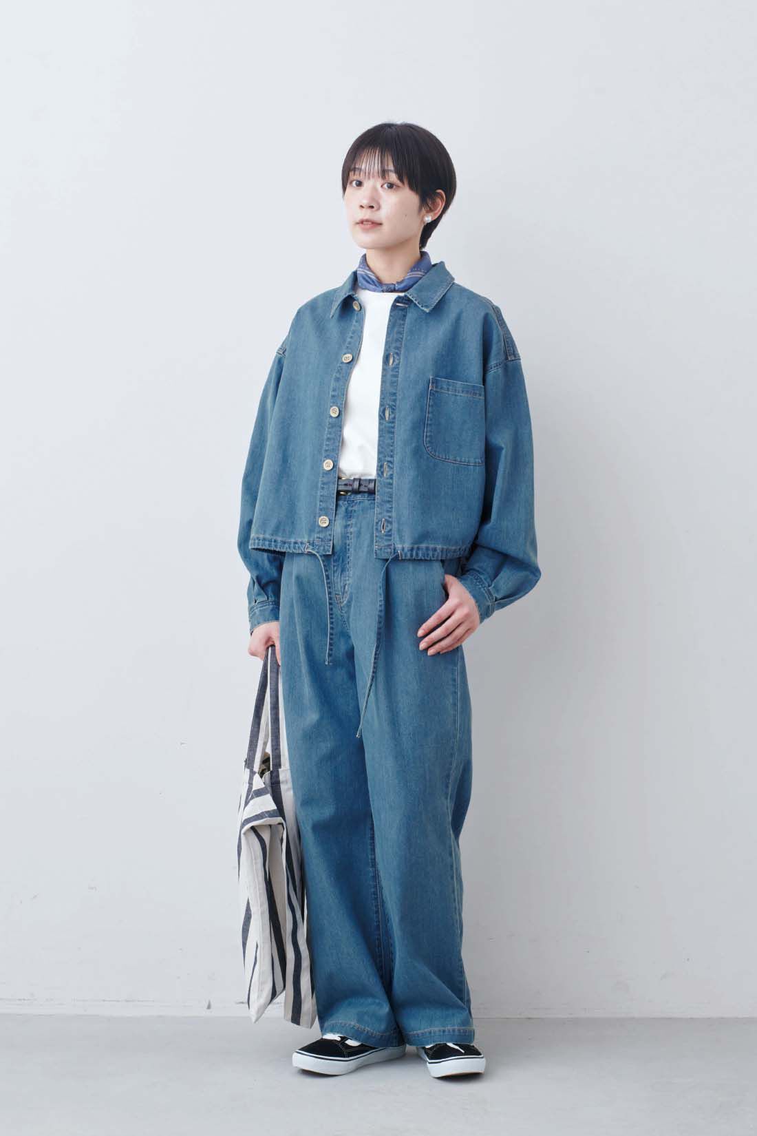 THREE FIFTY STANDARD|ライトデニムのシャツジャケットとシルキーな肌ざわりのベーシックなTシャツの会のコーディネート