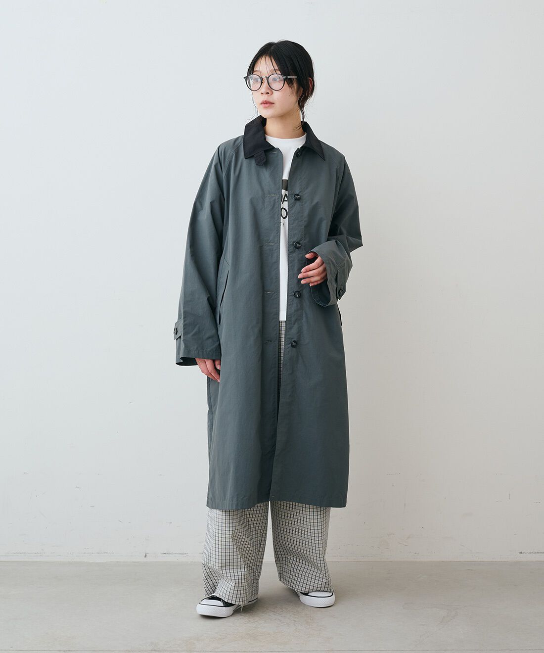 THREE FIFTY STANDARD|小谷実由さん 本格仕様の撥水ナイロンコート〈スレートグレー〉とロゴプリントTシャツ〈オフホワイト〉のコーディネート