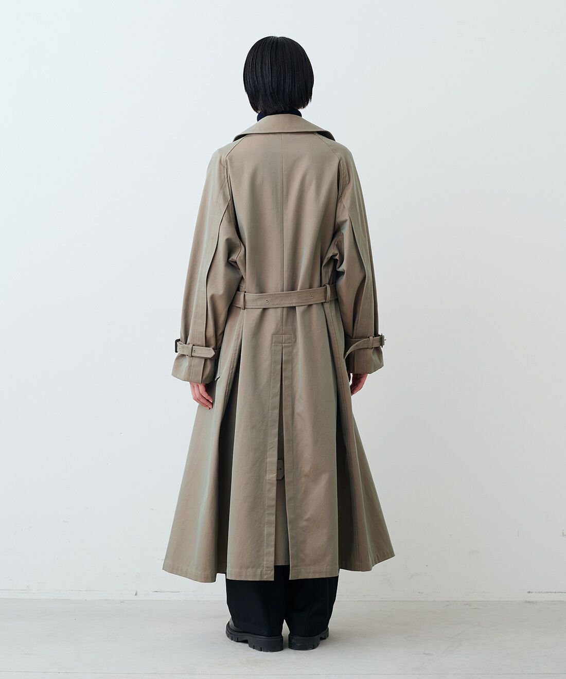 THREE FIFTY STANDARD|小谷実由さんと作った玉虫色のトレンチコート〈カーキグリーン〉と日本製コットン100％ リブ タートルと小谷実由さんとつくったチェック スカーフ〈ブラック〉とレザーのワイド ボストンバッグ〈ブラック〉のコーディネート|モデル身長：163cm 着用サイズ：M
