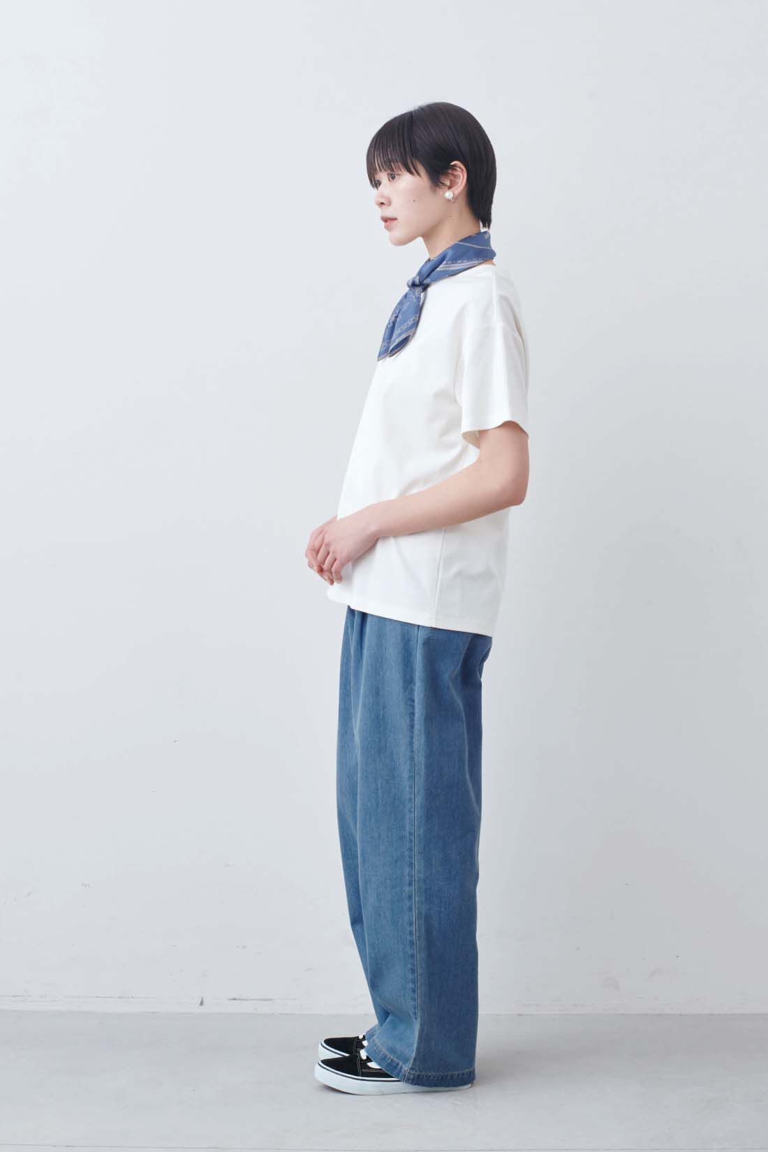 THREE FIFTY STANDARD|ライトデニムのタックワイドパンツとガラスパールのイヤアクセサリーのコーディネート