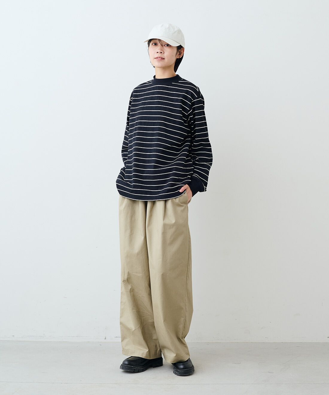 THREE FIFTY STANDARD|綿麻タック イージーパンツ〈カーキベージュ〉のコーディネート|モデル身長：163cm 着用サイズ：M