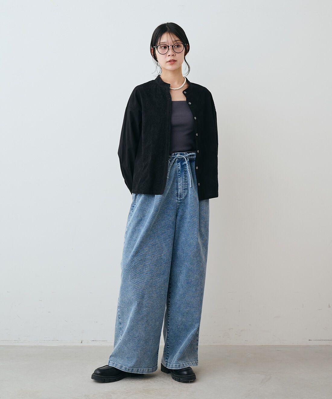 THREE FIFTY STANDARD|さらっとリブ素材のブラキャミソール　とフロント刺しゅうのスタンドカラーシャツ〈ブラック〉のコーディネート