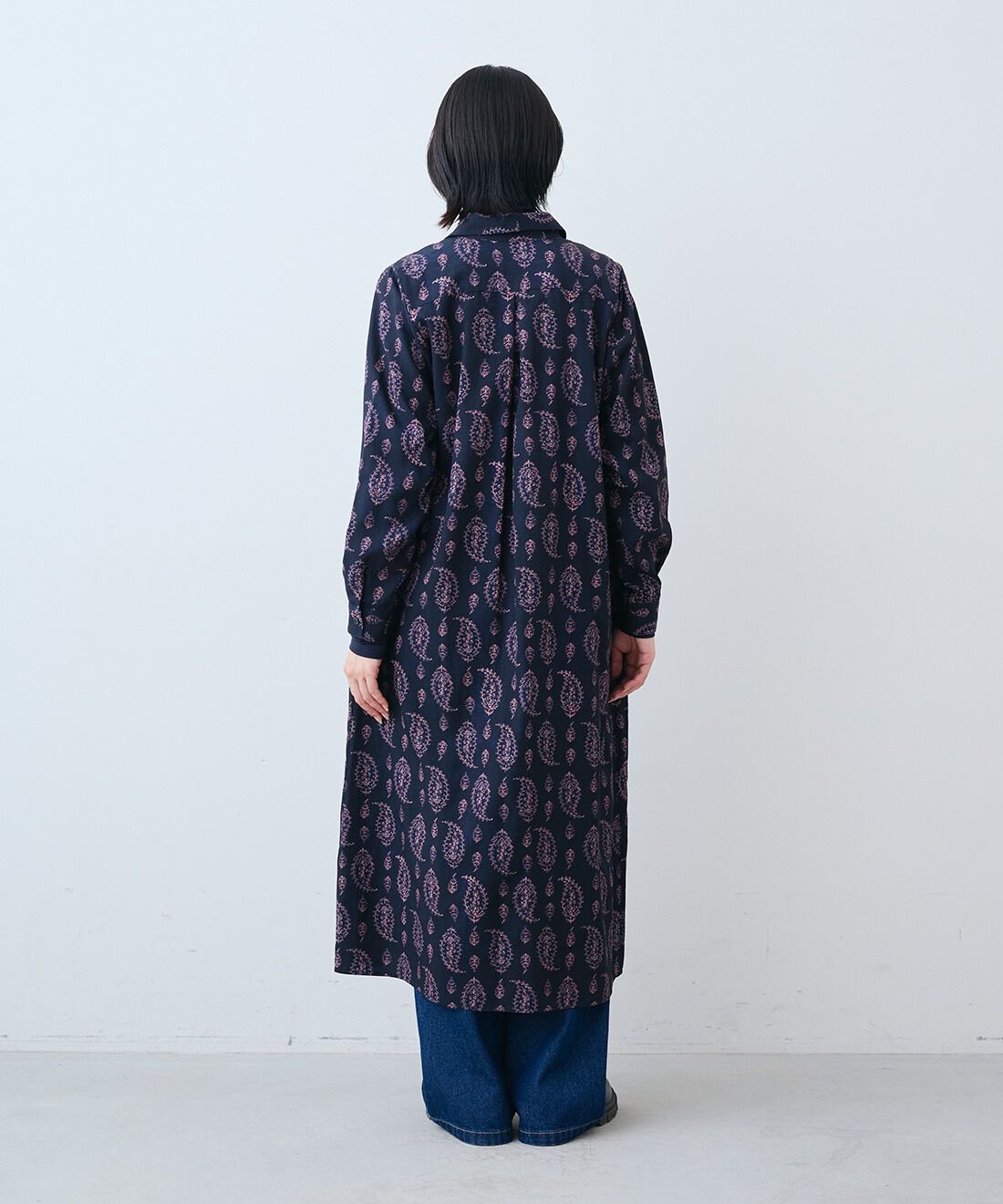 THREE FIFTY STANDARD|ペイズリー柄のプリント ワンピース〈ダークネイビー〉とやさしい肌ざわりシルク混 カットソー タートルのコーディネート