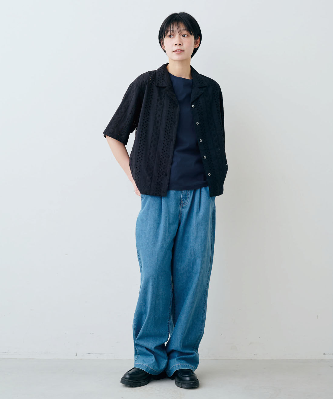 THREE FIFTY STANDARD|ライトデニムのタックワイドパンツのコーディネート