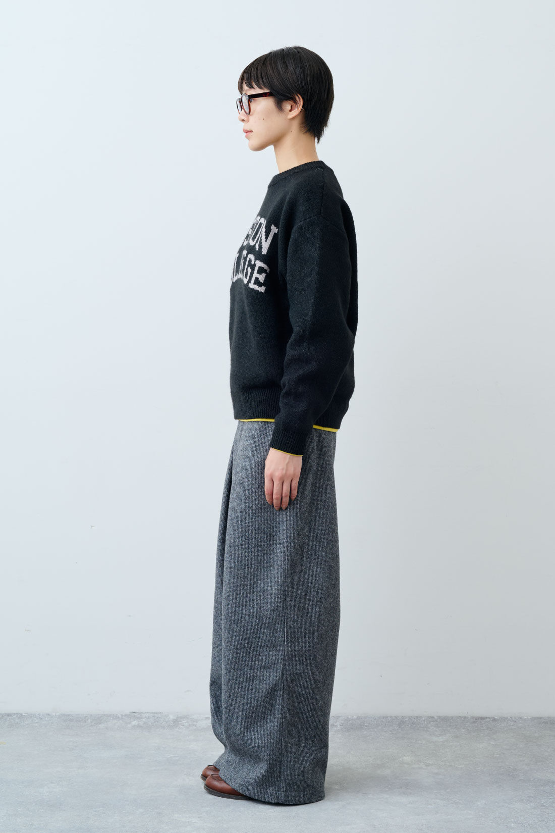 THREE FIFTY STANDARD|別注カレッジロゴセーター〈ブラック〉と小谷 実由さんと作った チェック柄のワイドパンツ〈グレー〉のコーディネート|モデル身長：163cm 着用サイズ：M