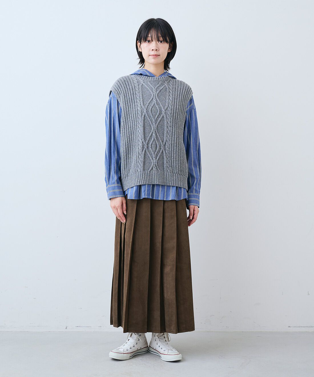 THREE FIFTY STANDARD|金子敦子さんと作った日本製リサイクル ニット ベスト〈杢グレー〉　とストライプ フーディーシャツ〈ブルー〉とスウェード調プリーツ スカート〈ブラウン〉のコーディネート