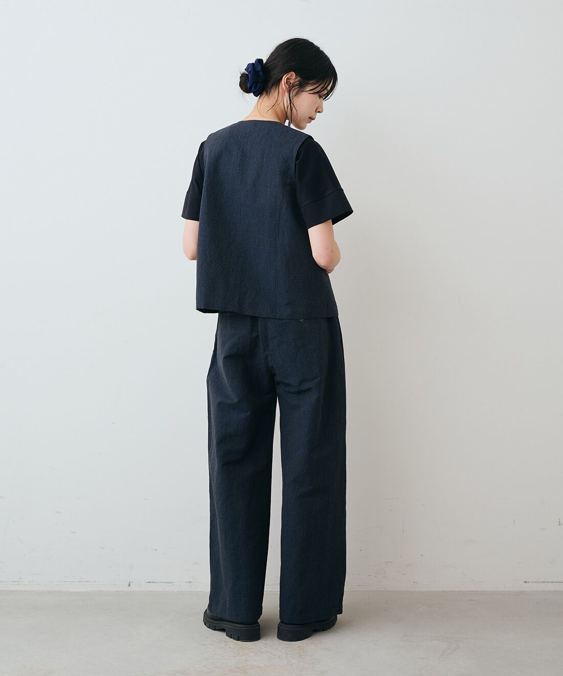 THREE FIFTY STANDARD|小谷実由さん セットアップで使えるチェックジレ〈ダークチャコール〉とシルケット加工をほどこしたダブルスリーブTシャツとレザーのワイド ボストンバッグ〈ブラック〉のコーディネート