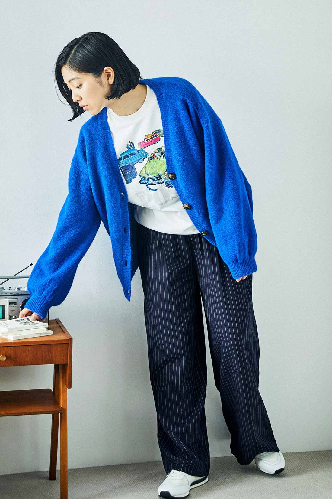 THREE FIFTY STANDARD|ウール混 Vネックカーディガン〈ロイヤルブルー〉とSaturday Evening Post プリントトレーナー〈オフホワイト〉のコーディネート